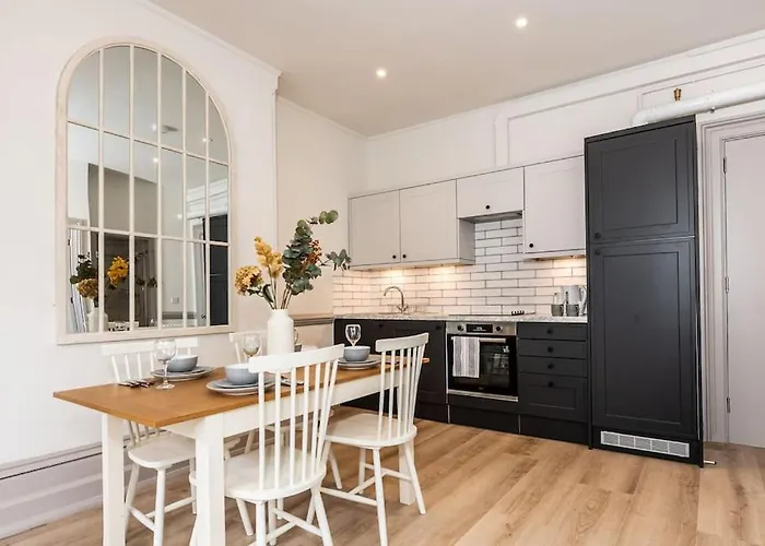 3 Castle Mews